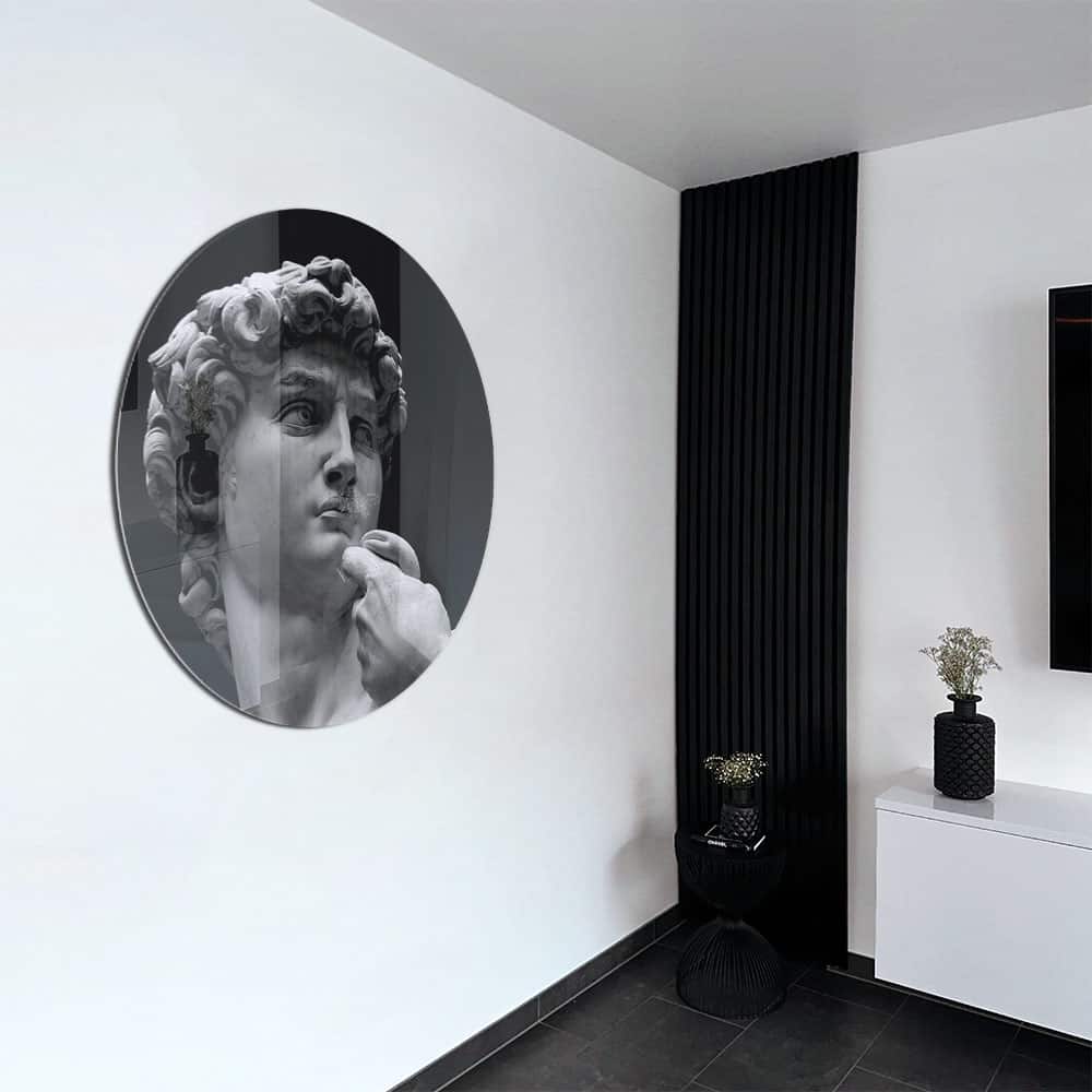 Modernes minimalistisches Interieur mit kreisförmiger Wandgestaltung Bild der David-Statue
