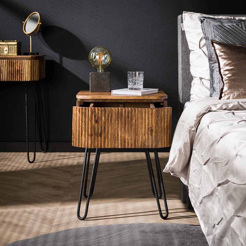 Nachttisch aus robustem Mangoholz mit modernem Design in Wellenform