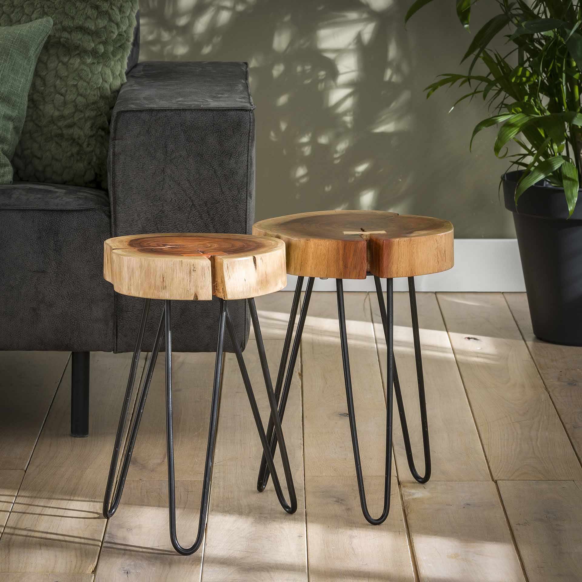 Beistelltisch aus 6 cm dickem, massivem Akazienholz mit Stahlgestell. 2er-Pack / Massives, naturbelassenes Akazienholz – 100 x 150 cm
