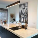 The Restroom – Glas 60x90 cm / Ohne Rahmen – Bild 2