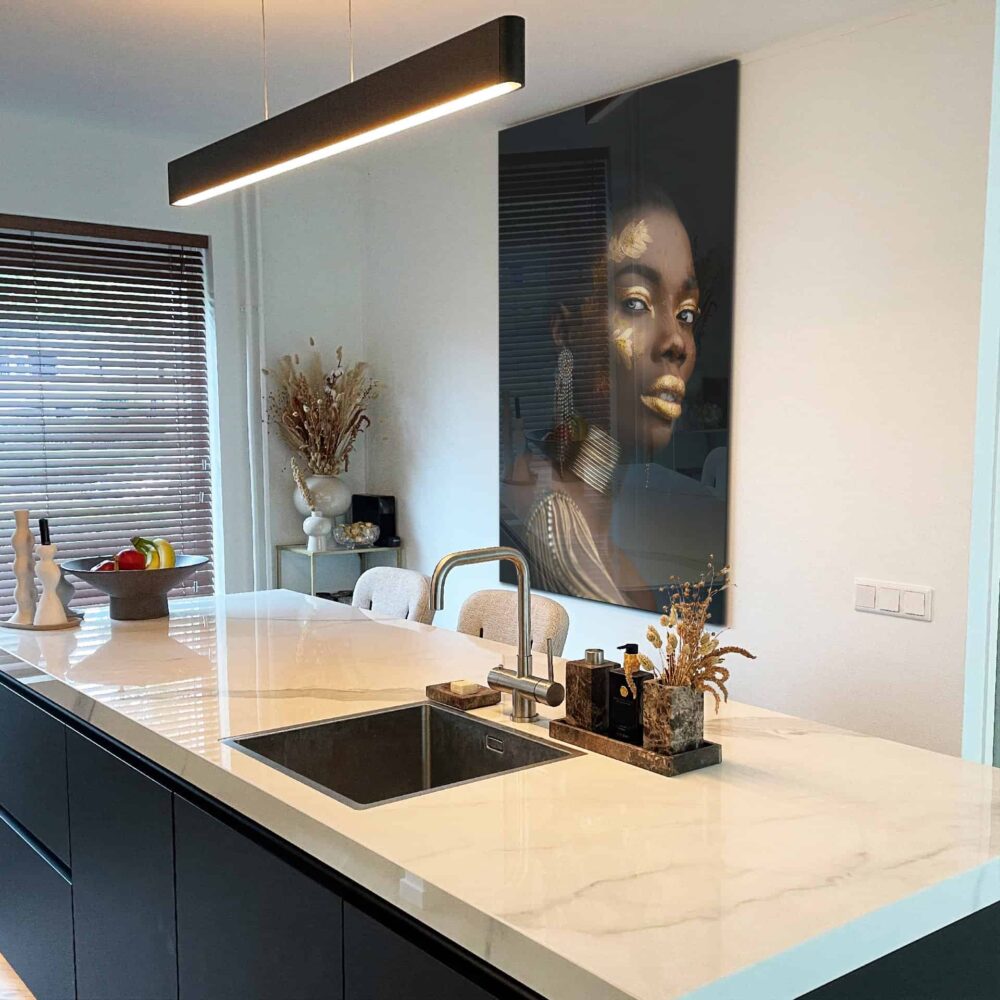 Native Queen – Glas 80x120 cm / Ohne Rahmen – Bild 2