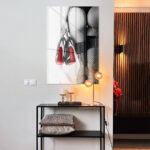 Red Bottoms – Glas 100x150 cm / Ohne Rahmen – Bild 2