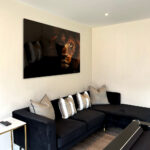 Lion In The Dark HZ – Glas 80x120 cm / Ohne Rahmen – Bild 2