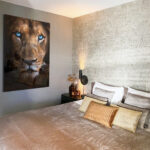 Lion's Close-up – Glas 80x120 cm / Ohne Rahmen – Bild 2