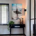 Surfer Girl II – Glas 80x120 cm / Ohne Rahmen – Bild 2