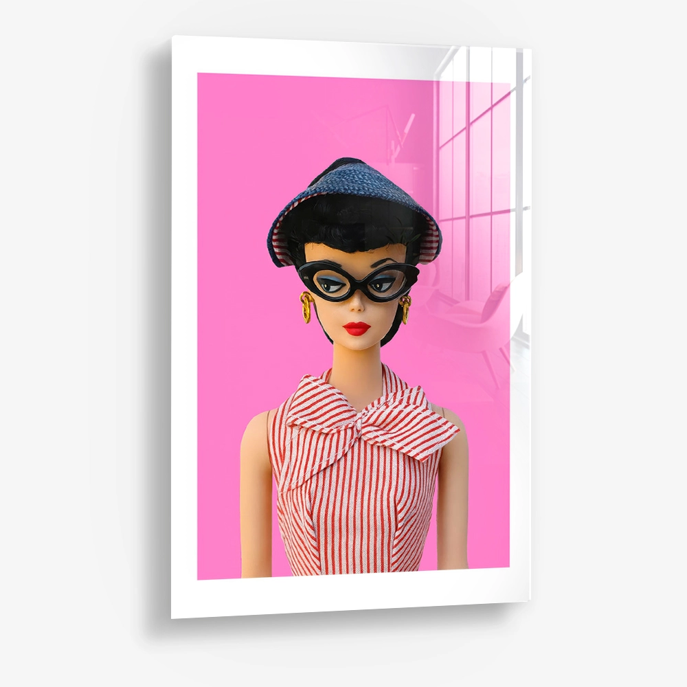 7.-Glass-Detail-1-Retro-Siren-II.webp